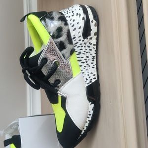 Steve Madden Neon Green Cliff sneaker size 8